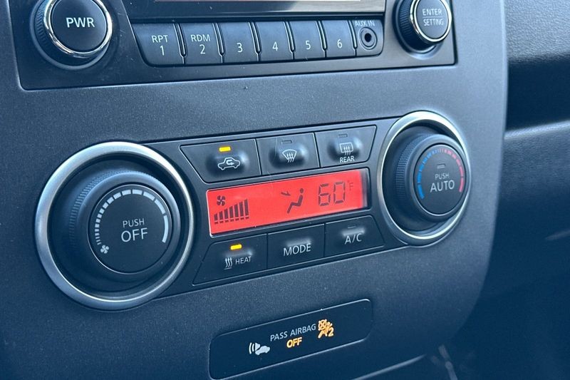 Nissan LEAF Vehicle Full-screen Gallery Image 20