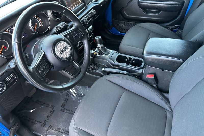 Jeep Wrangler Vehicle Full-screen Gallery Image 10