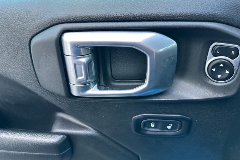 Jeep Wrangler Vehicle Full-screen Gallery Image 11