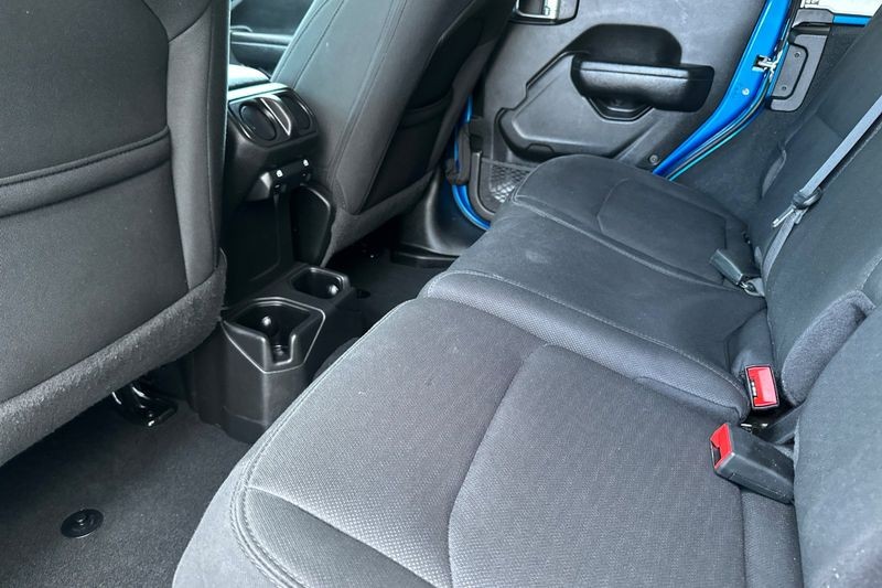 Jeep Wrangler Vehicle Full-screen Gallery Image 12