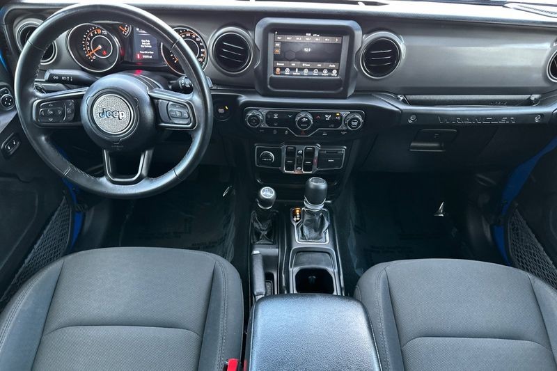 Jeep Wrangler Vehicle Full-screen Gallery Image 13