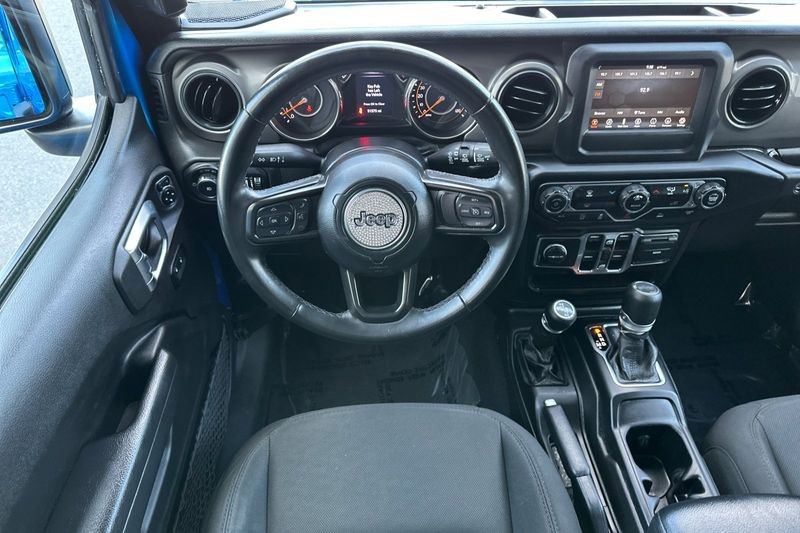 Jeep Wrangler Vehicle Full-screen Gallery Image 14