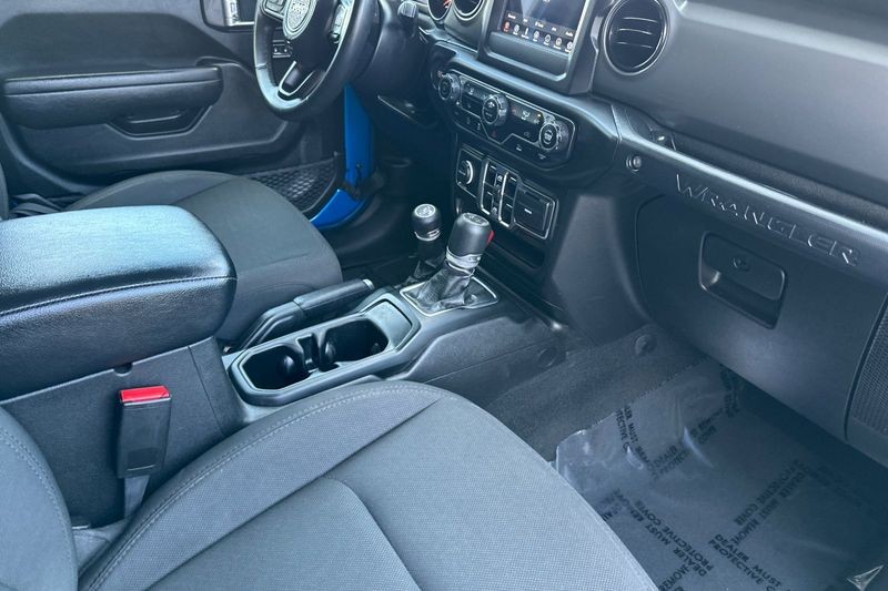 Jeep Wrangler Vehicle Full-screen Gallery Image 16