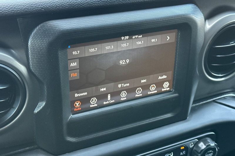 Jeep Wrangler Vehicle Full-screen Gallery Image 18