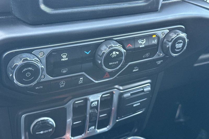 Jeep Wrangler Vehicle Full-screen Gallery Image 20