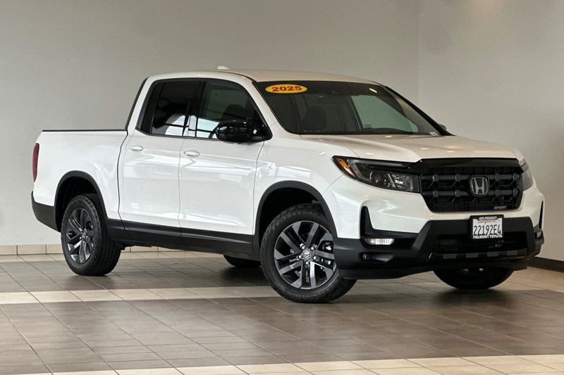 Honda Ridgeline Vehicle Full-screen Gallery Image 02