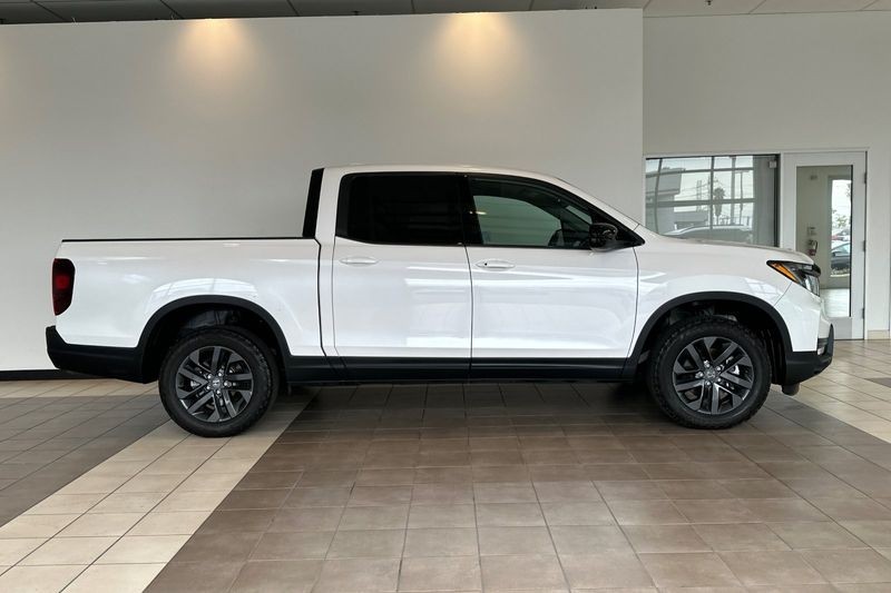 Honda Ridgeline Vehicle Full-screen Gallery Image 03