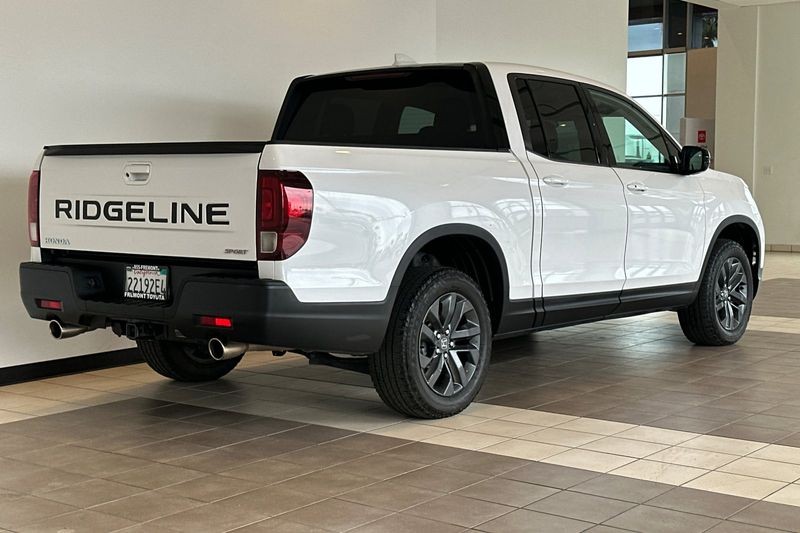 Honda Ridgeline Vehicle Full-screen Gallery Image 04