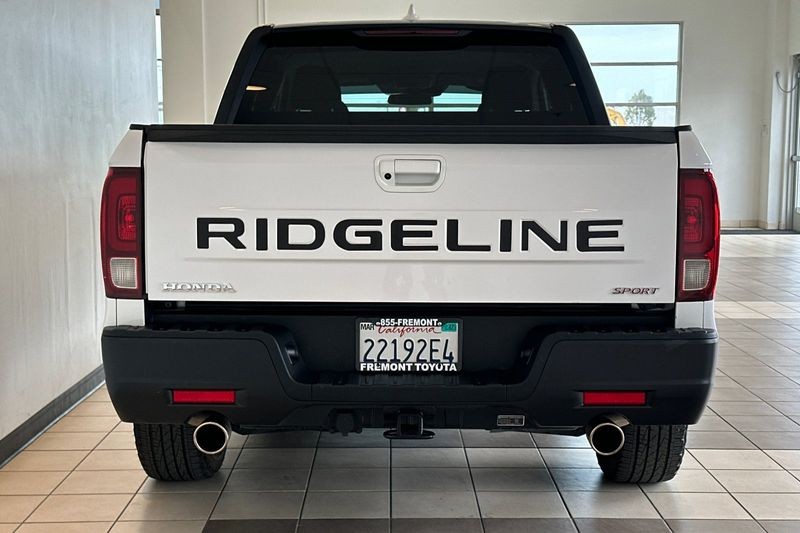 Honda Ridgeline Vehicle Full-screen Gallery Image 05