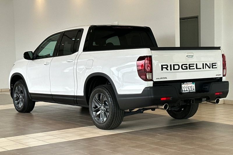Honda Ridgeline Vehicle Full-screen Gallery Image 06