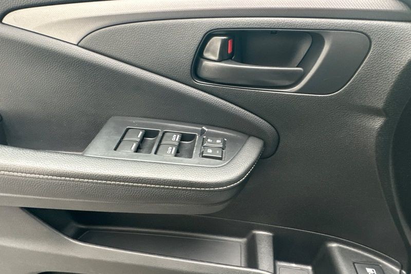Honda Ridgeline Vehicle Full-screen Gallery Image 11