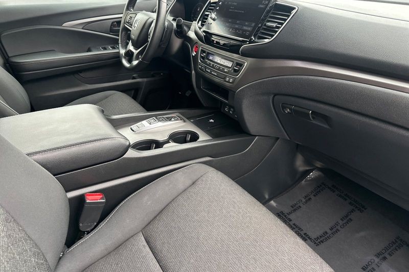 Honda Ridgeline Vehicle Full-screen Gallery Image 15