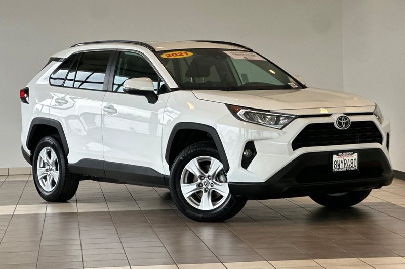 Toyota RAV4 Vehicle Full-screen Gallery Image 02