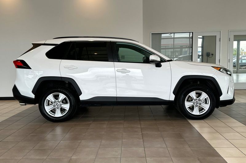 Toyota RAV4 Vehicle Full-screen Gallery Image 03