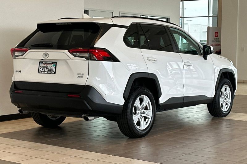 Toyota RAV4 Vehicle Full-screen Gallery Image 04
