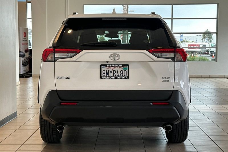 Toyota RAV4 Vehicle Full-screen Gallery Image 05