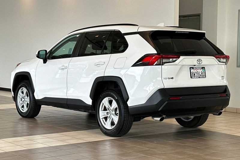 Toyota RAV4 Vehicle Full-screen Gallery Image 06