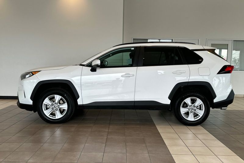 Toyota RAV4 Vehicle Full-screen Gallery Image 07