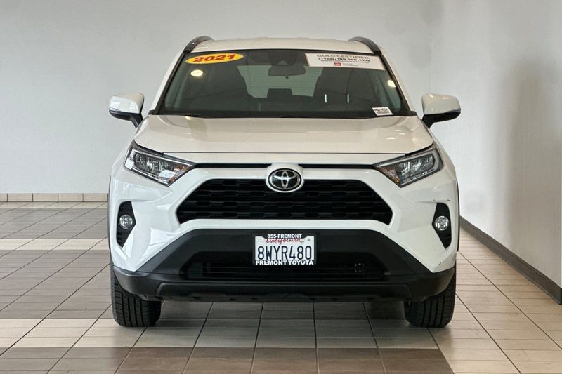 Toyota RAV4 Vehicle Full-screen Gallery Image 09