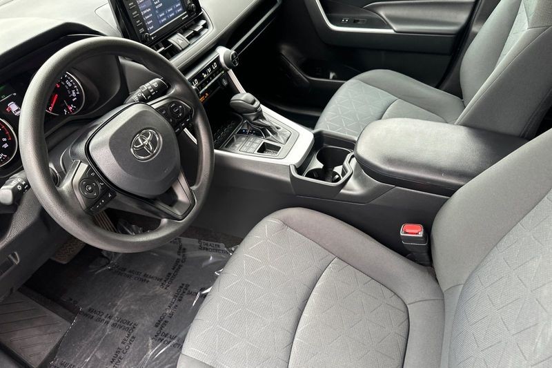 Toyota RAV4 Vehicle Full-screen Gallery Image 10