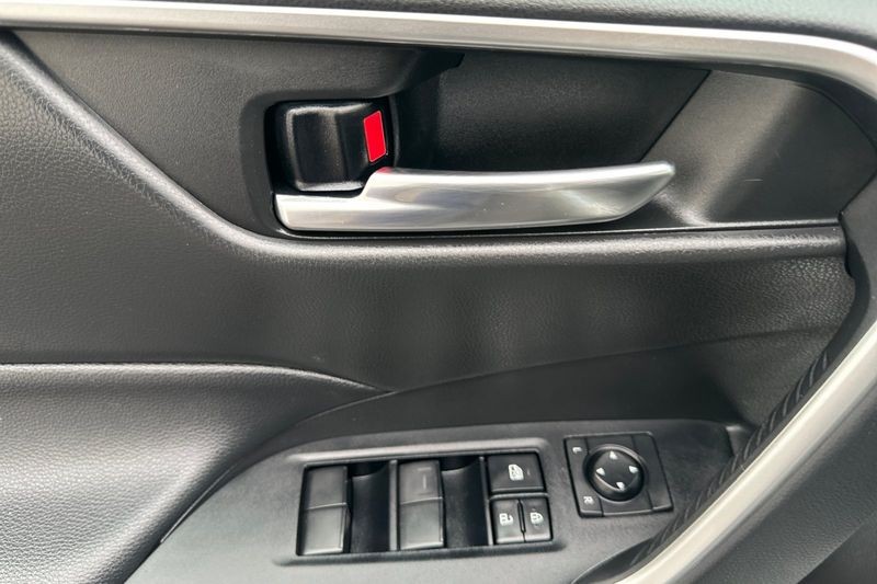 Toyota RAV4 Vehicle Full-screen Gallery Image 11