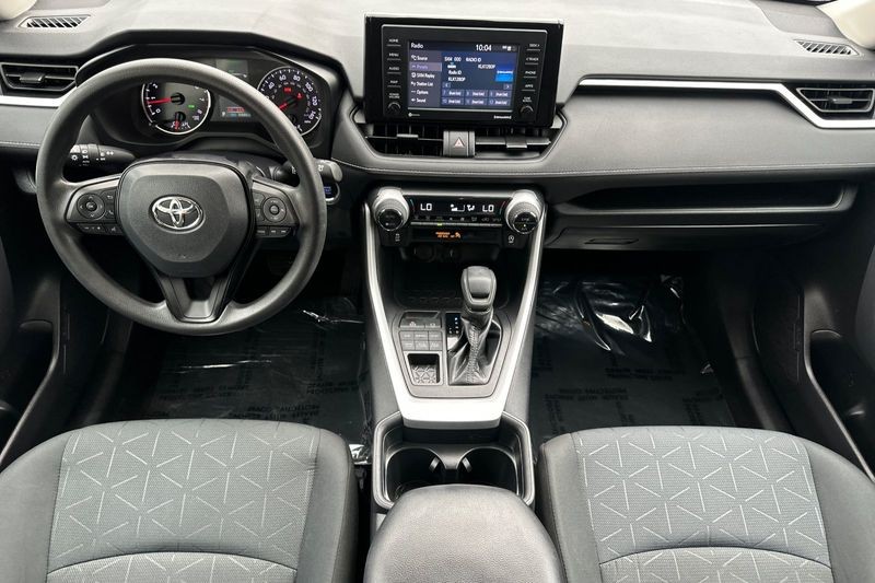 Toyota RAV4 Vehicle Full-screen Gallery Image 13
