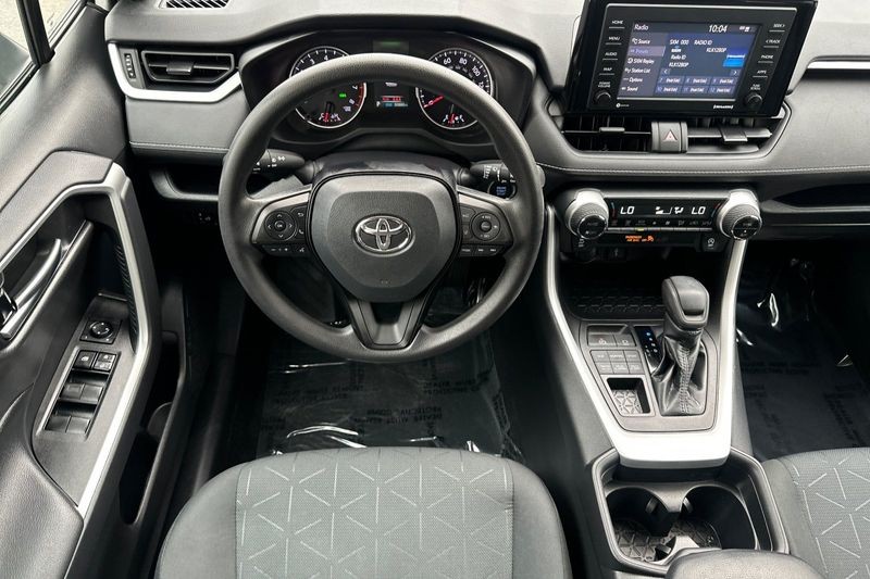 Toyota RAV4 Vehicle Full-screen Gallery Image 14