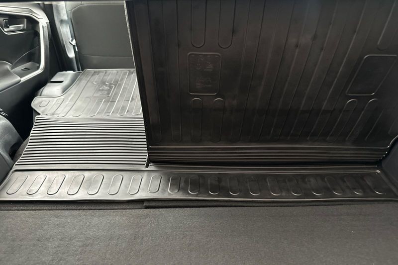 Toyota RAV4 Vehicle Full-screen Gallery Image 15