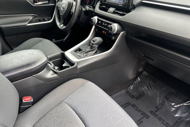 Toyota RAV4 Vehicle Full-screen Gallery Image 16