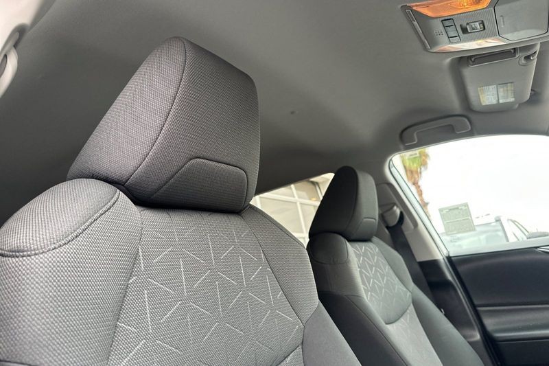 Toyota RAV4 Vehicle Full-screen Gallery Image 17