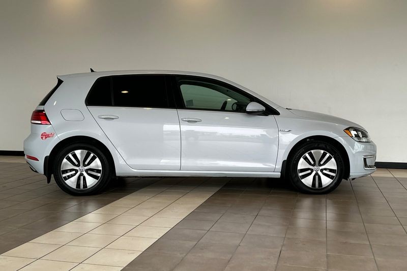 Volkswagen e-Golf Vehicle Full-screen Gallery Image 03
