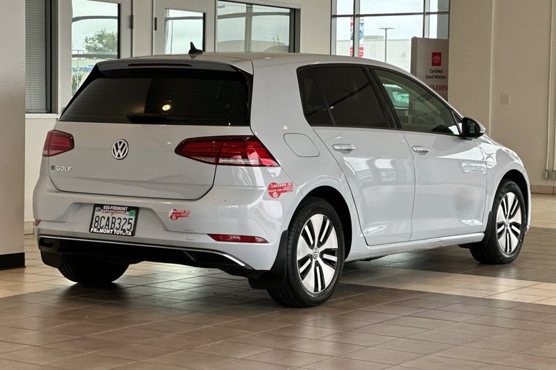 Volkswagen e-Golf Vehicle Full-screen Gallery Image 04