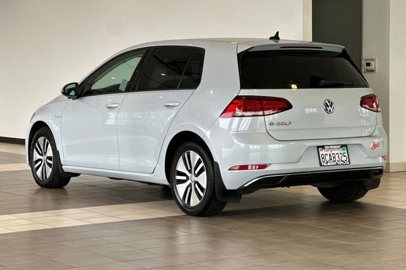 Volkswagen e-Golf Vehicle Full-screen Gallery Image 06