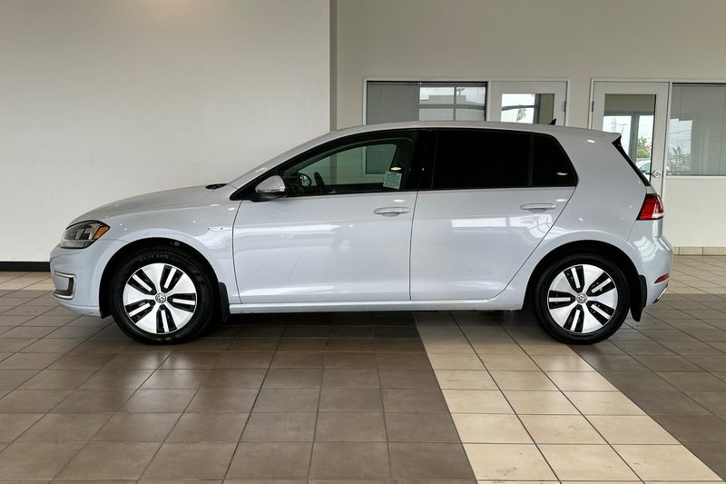 Volkswagen e-Golf Vehicle Full-screen Gallery Image 07