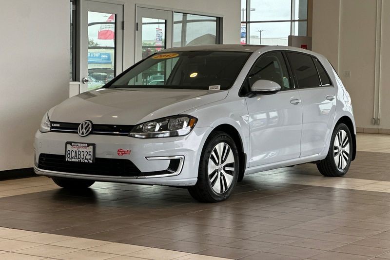 Volkswagen e-Golf Vehicle Full-screen Gallery Image 08