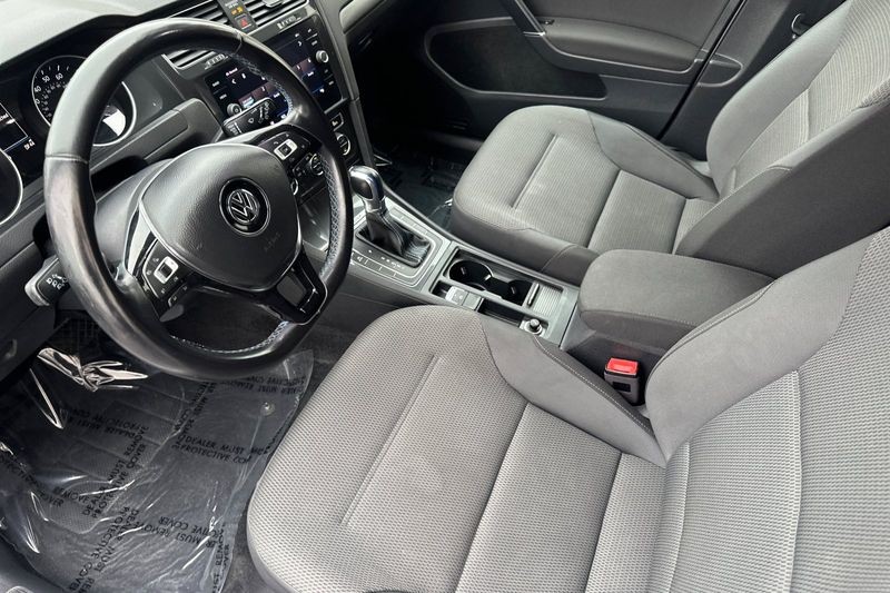 Volkswagen e-Golf Vehicle Full-screen Gallery Image 10
