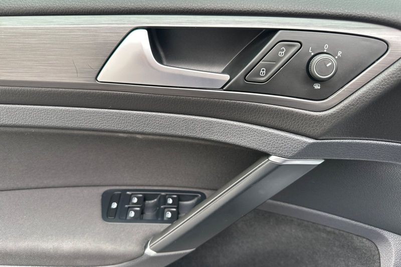 Volkswagen e-Golf Vehicle Full-screen Gallery Image 11