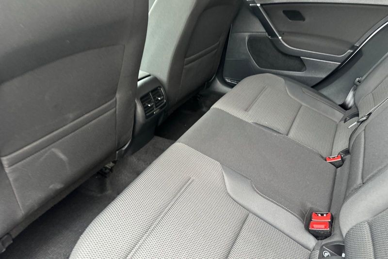 Volkswagen e-Golf Vehicle Full-screen Gallery Image 12
