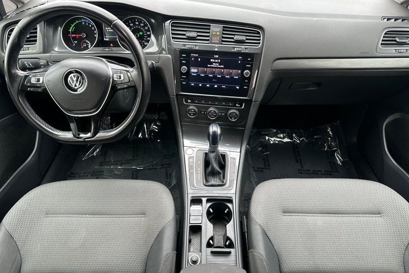 Volkswagen e-Golf Vehicle Full-screen Gallery Image 13
