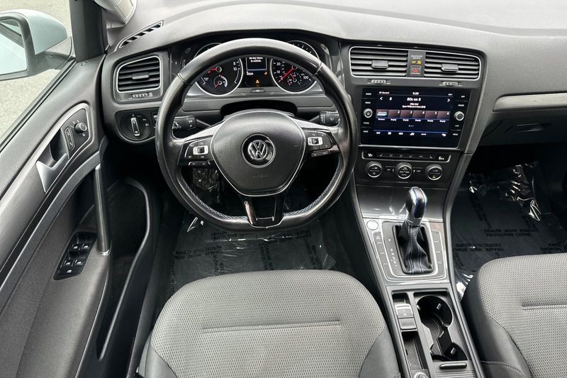 Volkswagen e-Golf Vehicle Full-screen Gallery Image 14