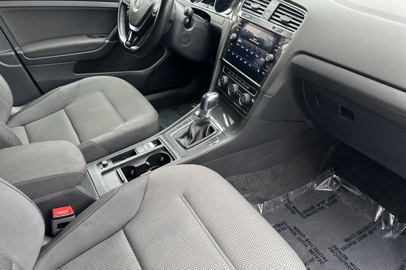 Volkswagen e-Golf Vehicle Full-screen Gallery Image 16