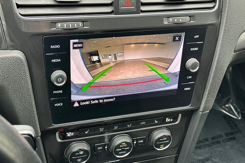 Volkswagen e-Golf Vehicle Full-screen Gallery Image 19