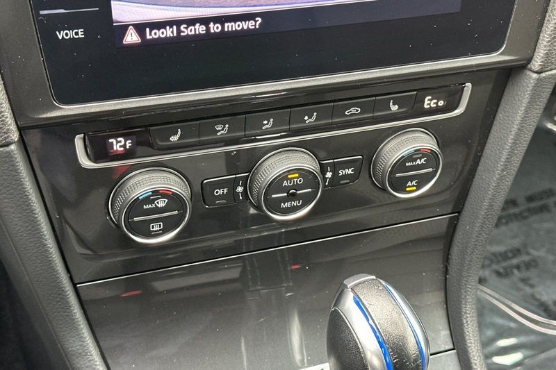 Volkswagen e-Golf Vehicle Full-screen Gallery Image 20