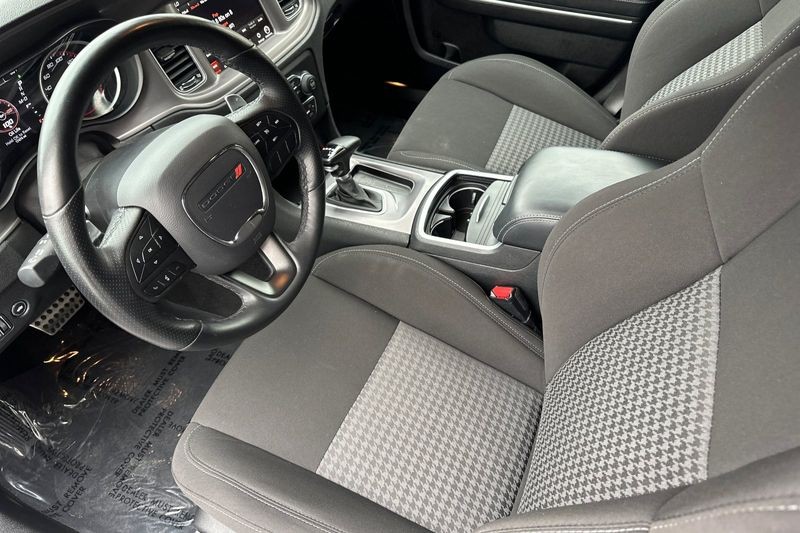 Dodge Charger Vehicle Full-screen Gallery Image 10