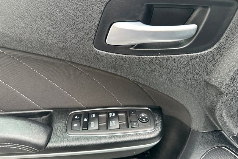 Dodge Charger Vehicle Full-screen Gallery Image 11