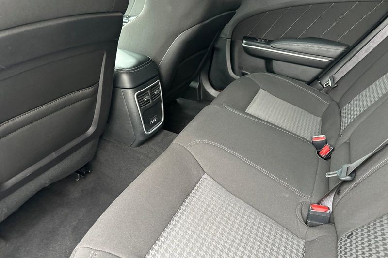 Dodge Charger Vehicle Full-screen Gallery Image 12