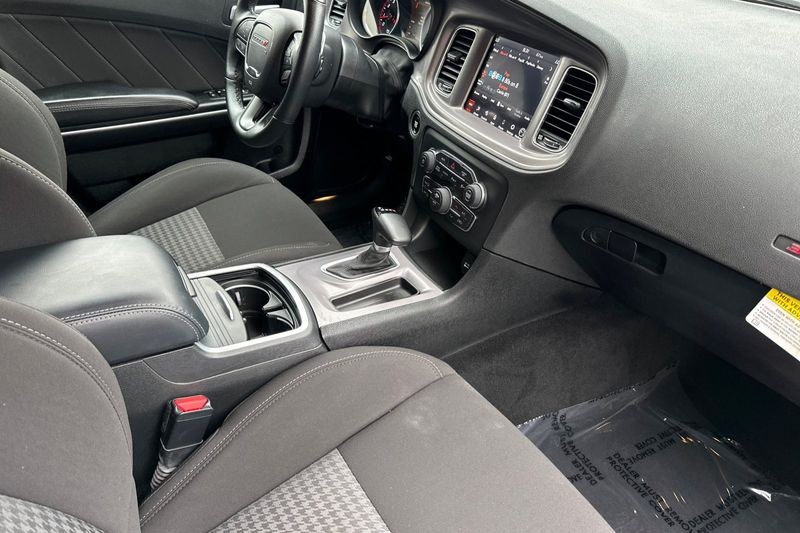 Dodge Charger Vehicle Full-screen Gallery Image 15