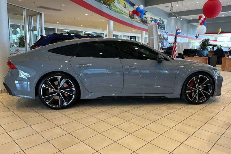 Audi RS 7 Vehicle Full-screen Gallery Image 03