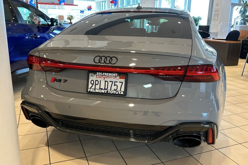 Audi RS 7 Vehicle Full-screen Gallery Image 05