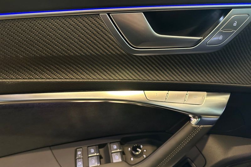 Audi RS 7 Vehicle Full-screen Gallery Image 11